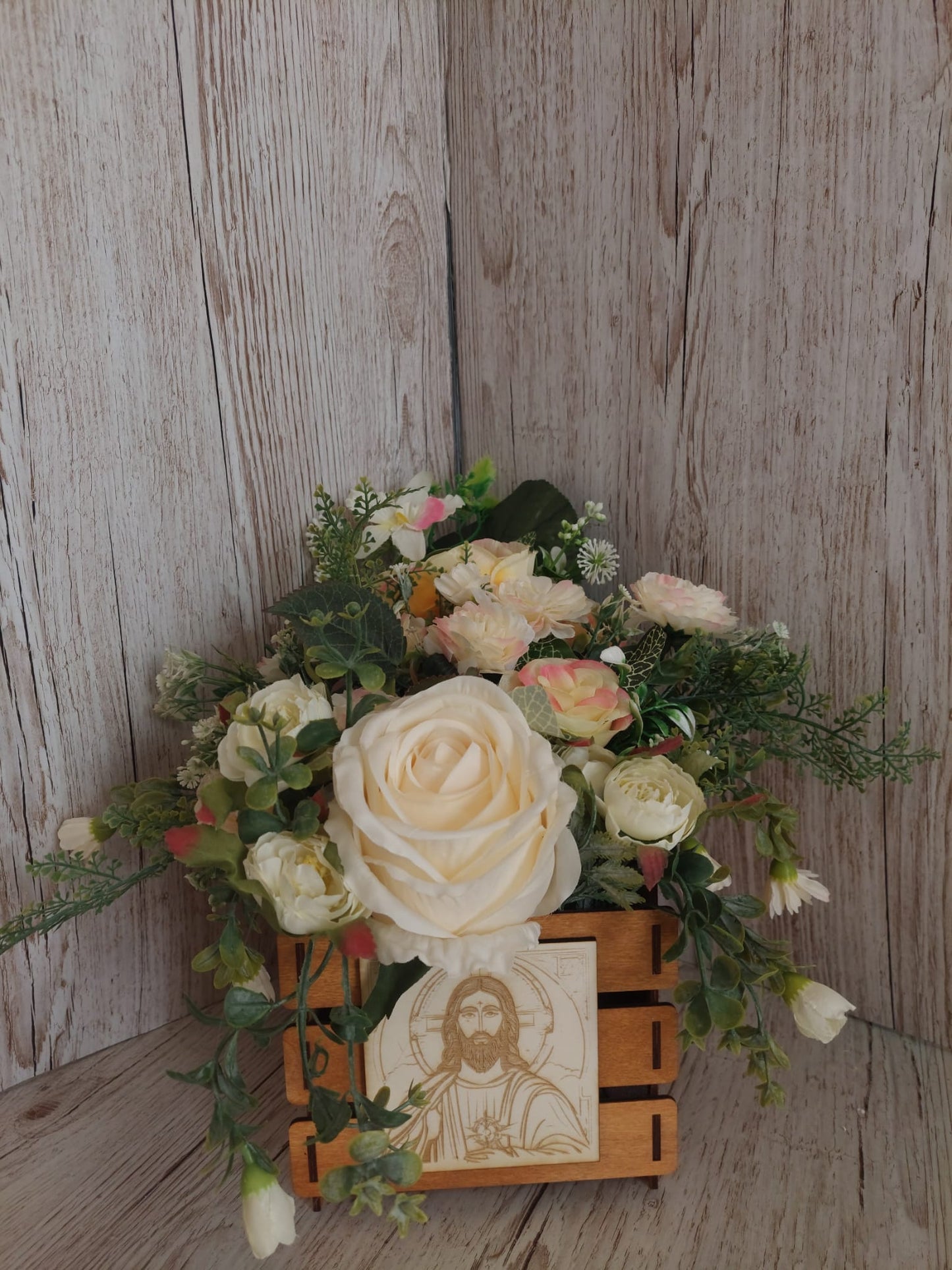 Portavaso per fiori con incisione Cristo (venduto vuoto)